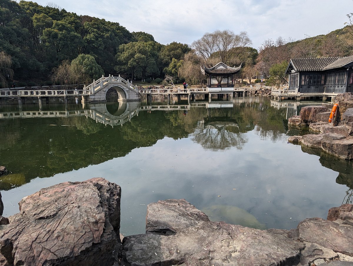 A scenic view of Lingyan Temple
