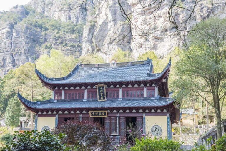 Why Lingyan Temple Should Be on Your Chinese Travel Itinerary
