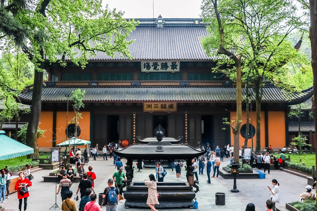 A scenic view of lingyin temple and feilai feng
