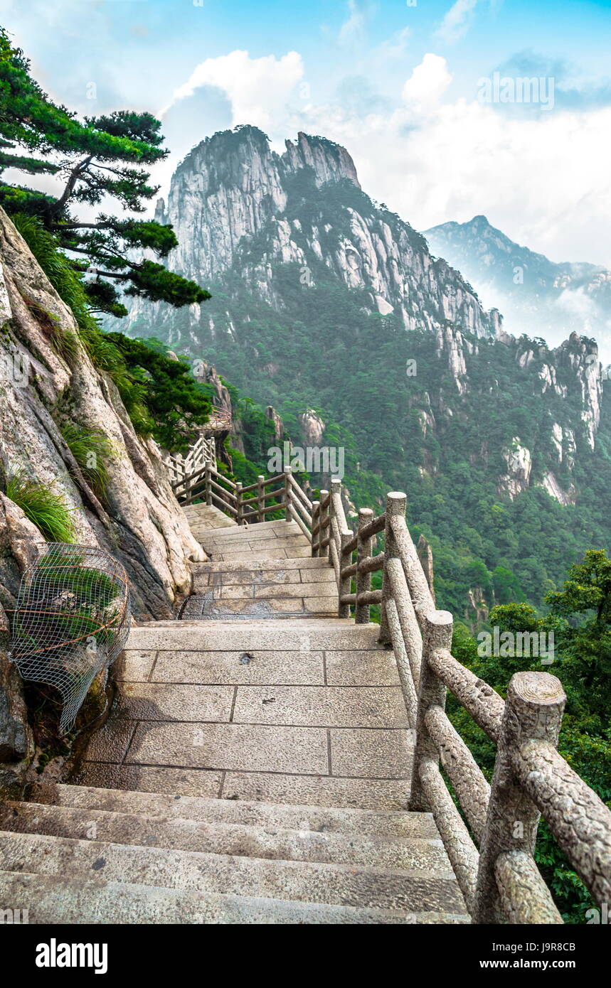 A scenic view of Longmen Si Zhuozhang