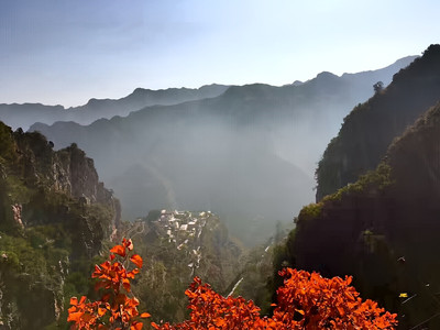 A scenic view of Longmen Si Zhuozhang
