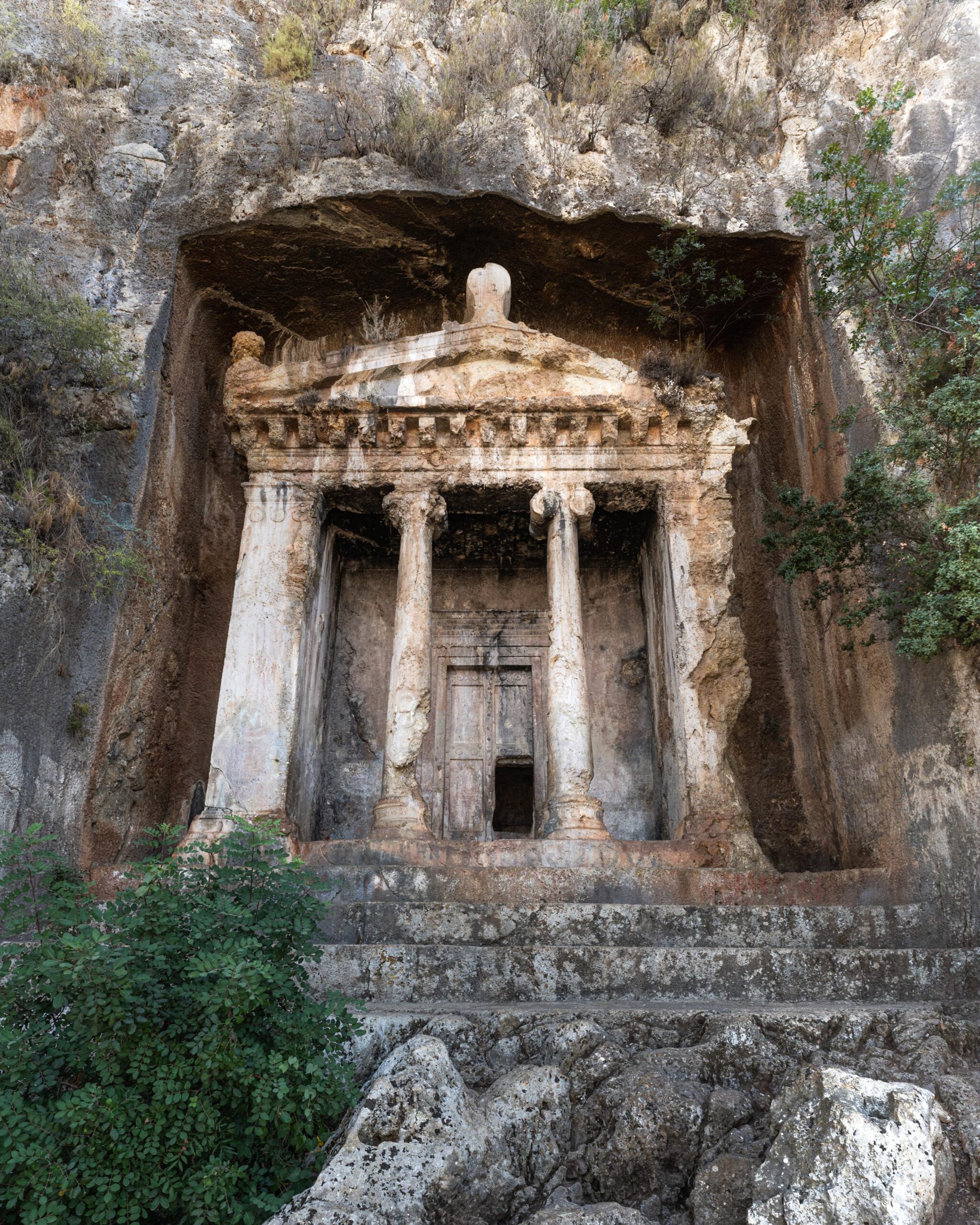 A scenic view of longtou_mountain_ancient_tombs