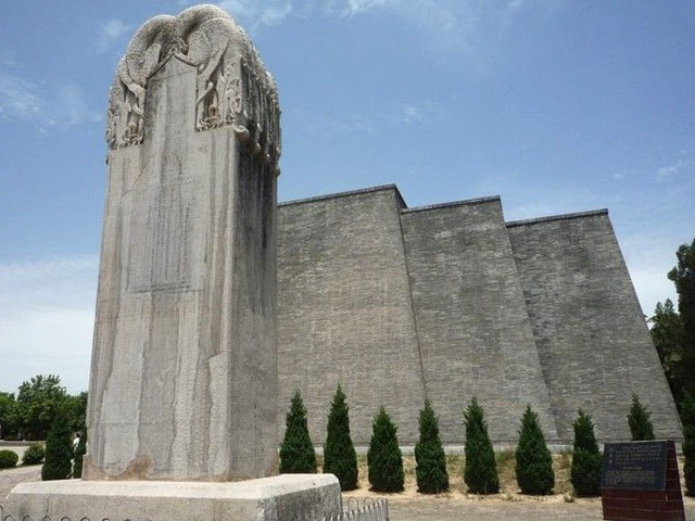 A scenic view of mausoleum_of_emperor_gaozong_of_tang_and_wu_zetian_qianling