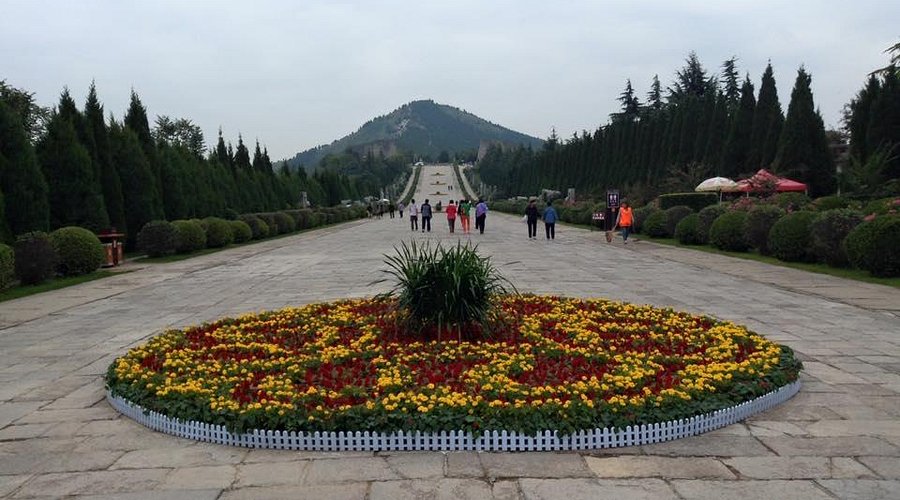 A scenic view of mausoleum_of_emperor_gaozong_of_tang_and_wu_zetian_qianling
