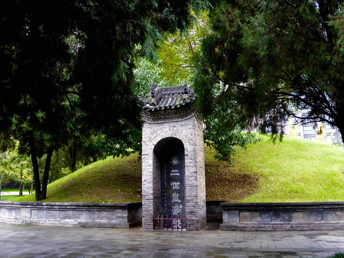 A scenic view of mausoleum_of_emperor_qin_shi_huang