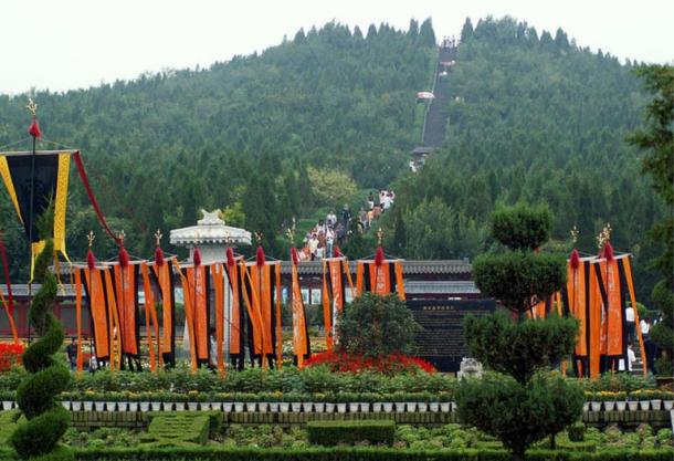 A scenic view of mausoleum_of_emperor_qin_shi_huang