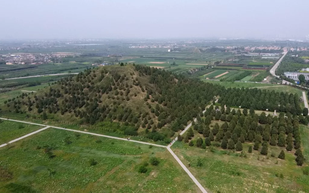 A scenic view of mausoleum_of_emperor_wu_of_han_maoling