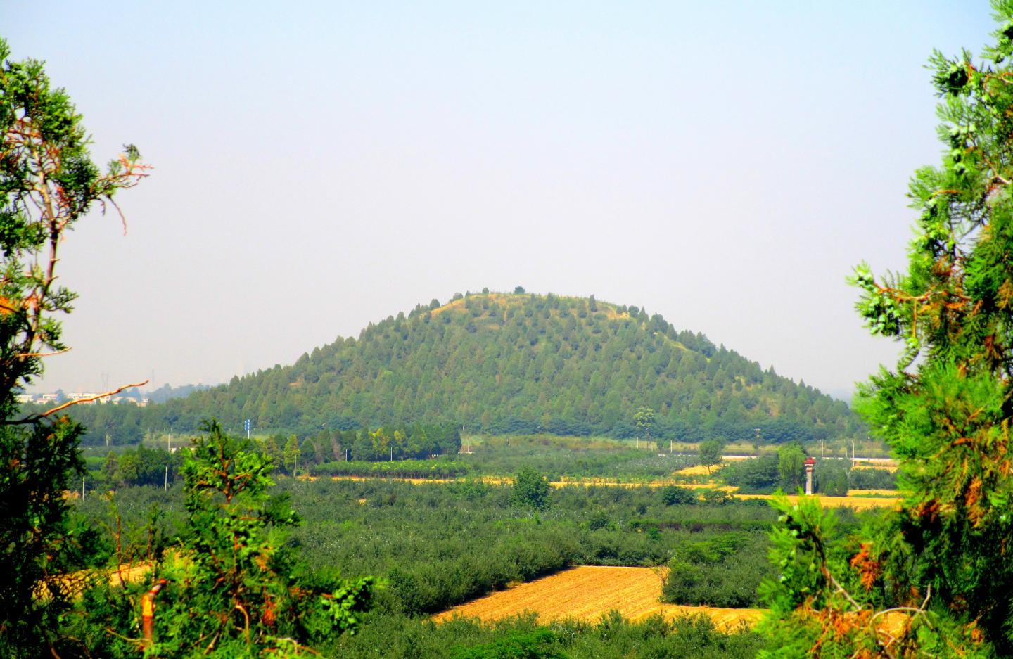 A scenic view of mausoleum_of_emperor_wu_of_han_maoling