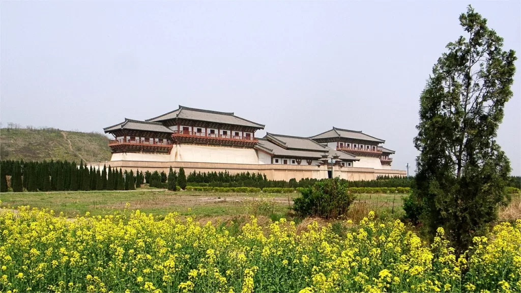 A scenic view of mausoleum_of_emperor_wu_of_han_maoling