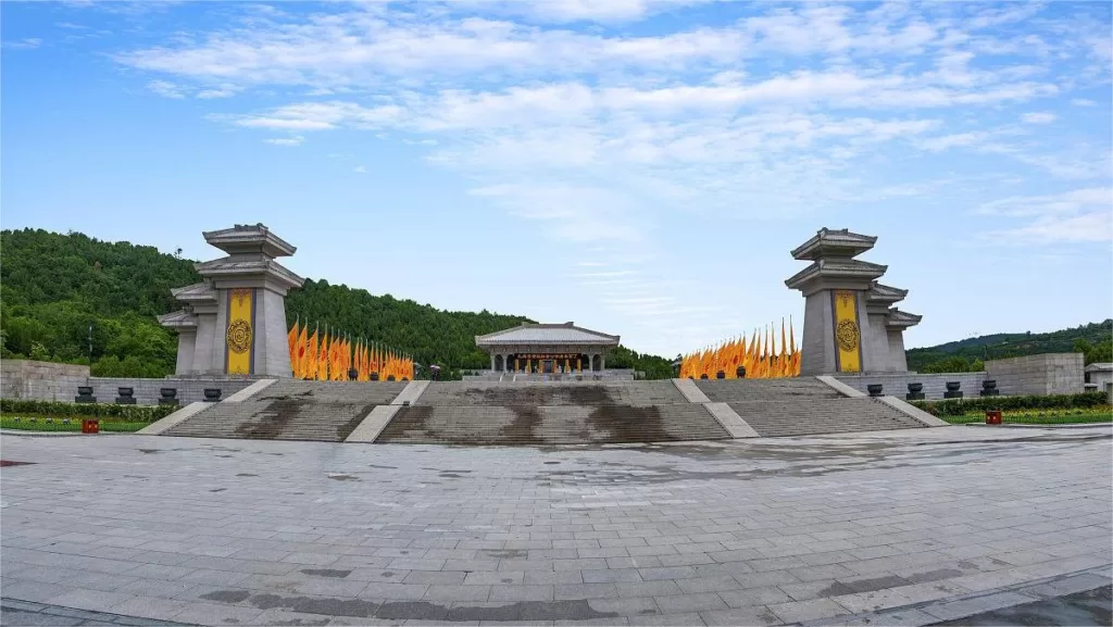 A scenic view of mausoleum_of_emperor_wu_of_han_maoling