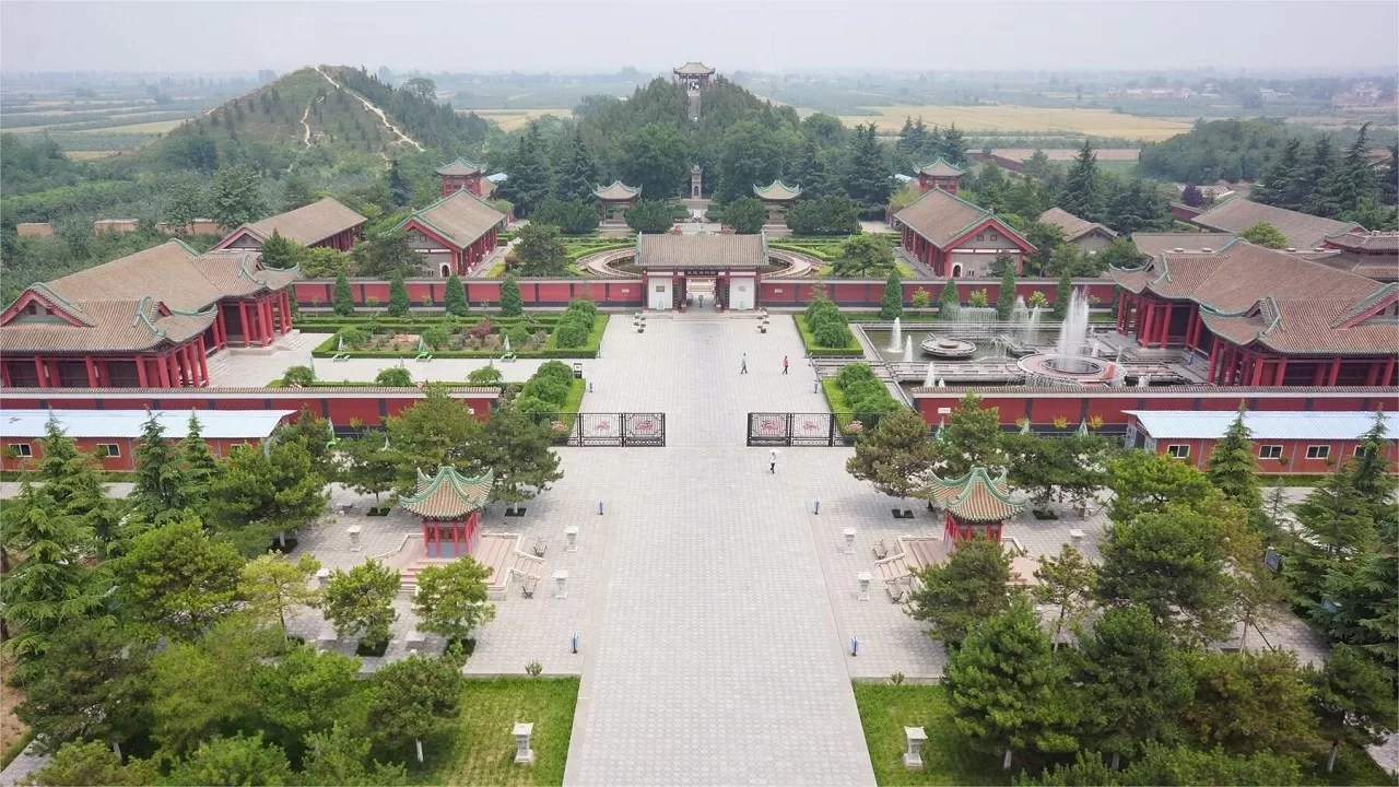 A scenic view of mausoleum_of_emperor_wu_of_han_maoling
