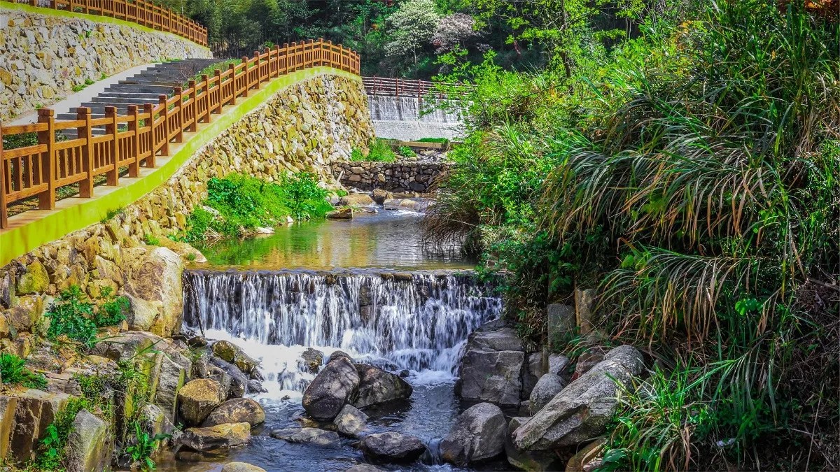 A scenic view of Meiling National Forest Park
