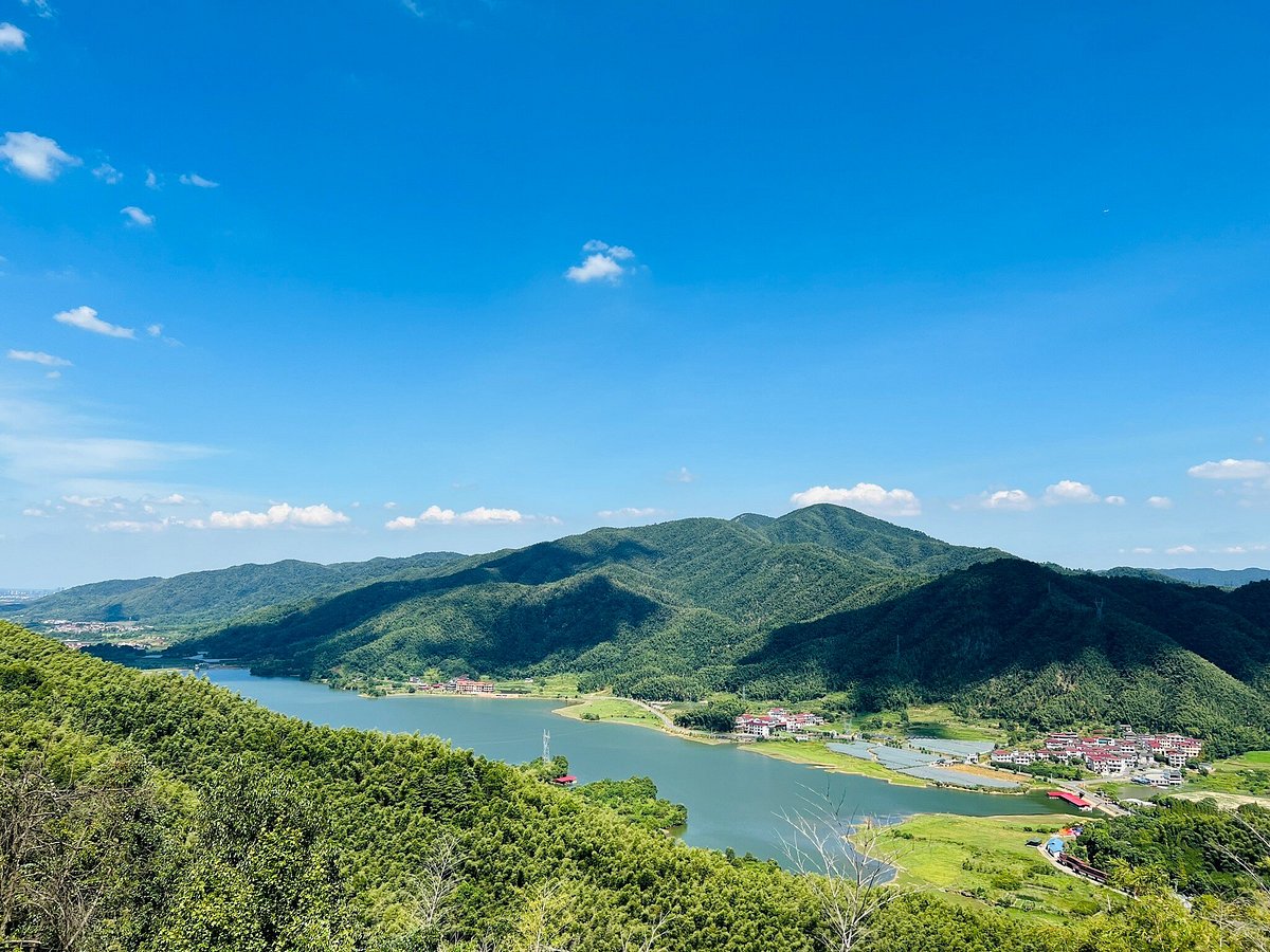 A scenic view of Meiling National Forest Park
