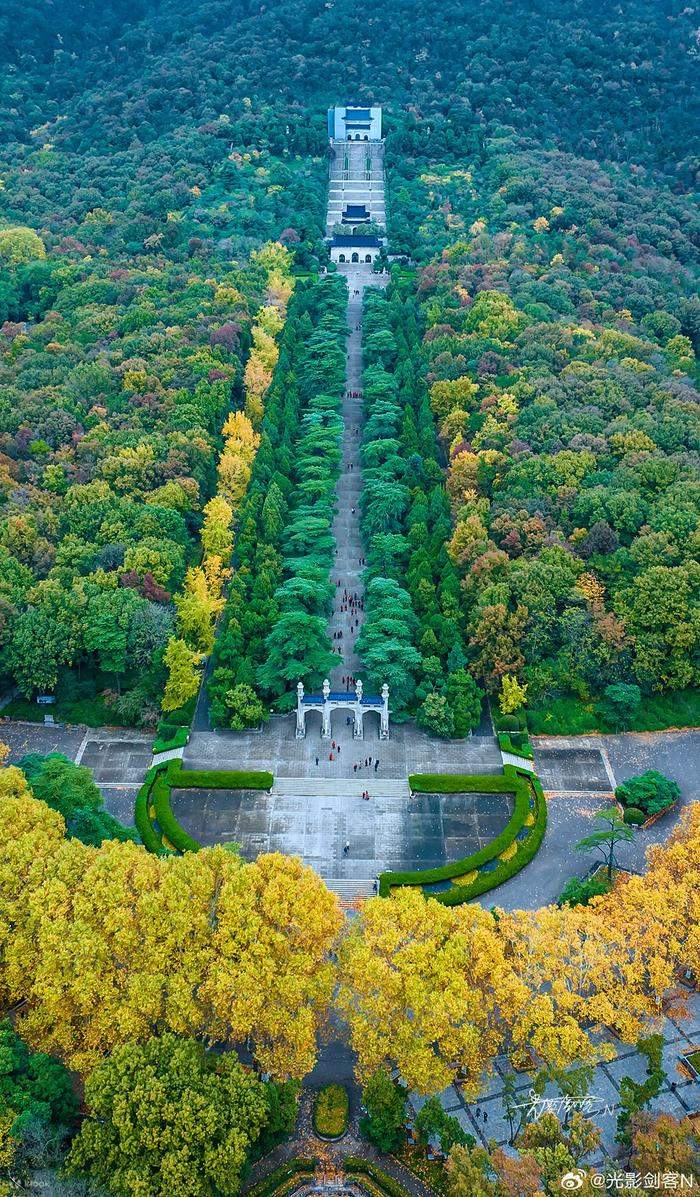 A scenic view of ming xiaoling mausoleum