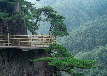 A scenic view of Mingyue Mountain