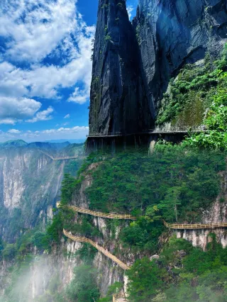 A scenic view of Mingyue Mountain