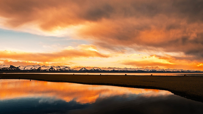 A scenic view of namtso lake