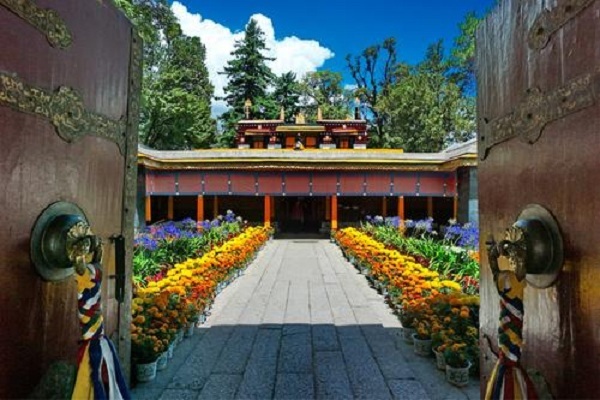 A scenic view of norbulingka