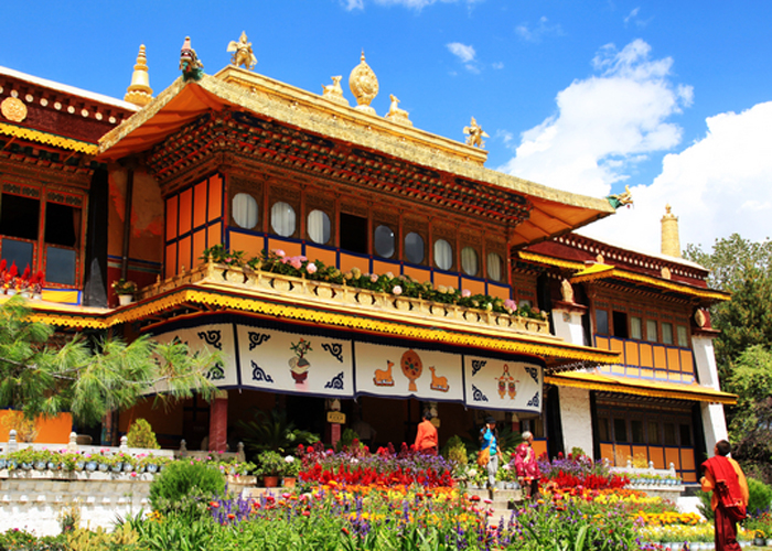 A scenic view of norbulingka summer palace