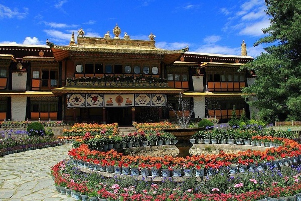 A scenic view of norbulingka summer palace