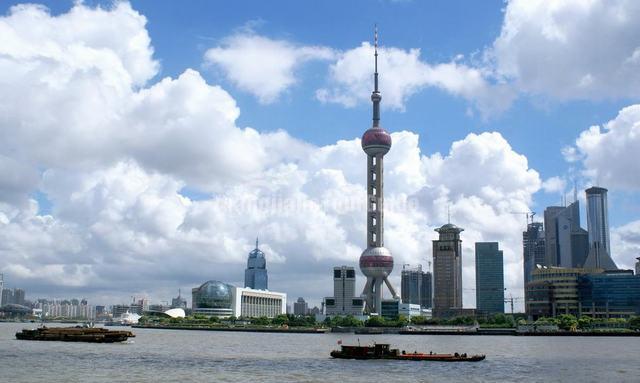 A scenic view of oriental_pearl_radio_tv_tower