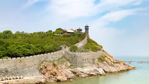 A scenic view of Penglai Water City And Penglai Pavilion