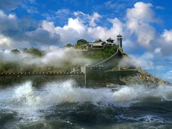 A scenic view of Penglai Water City And Penglai Pavilion