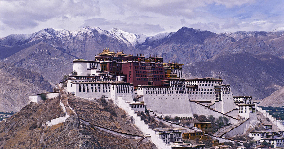 A scenic view of potala palace complex