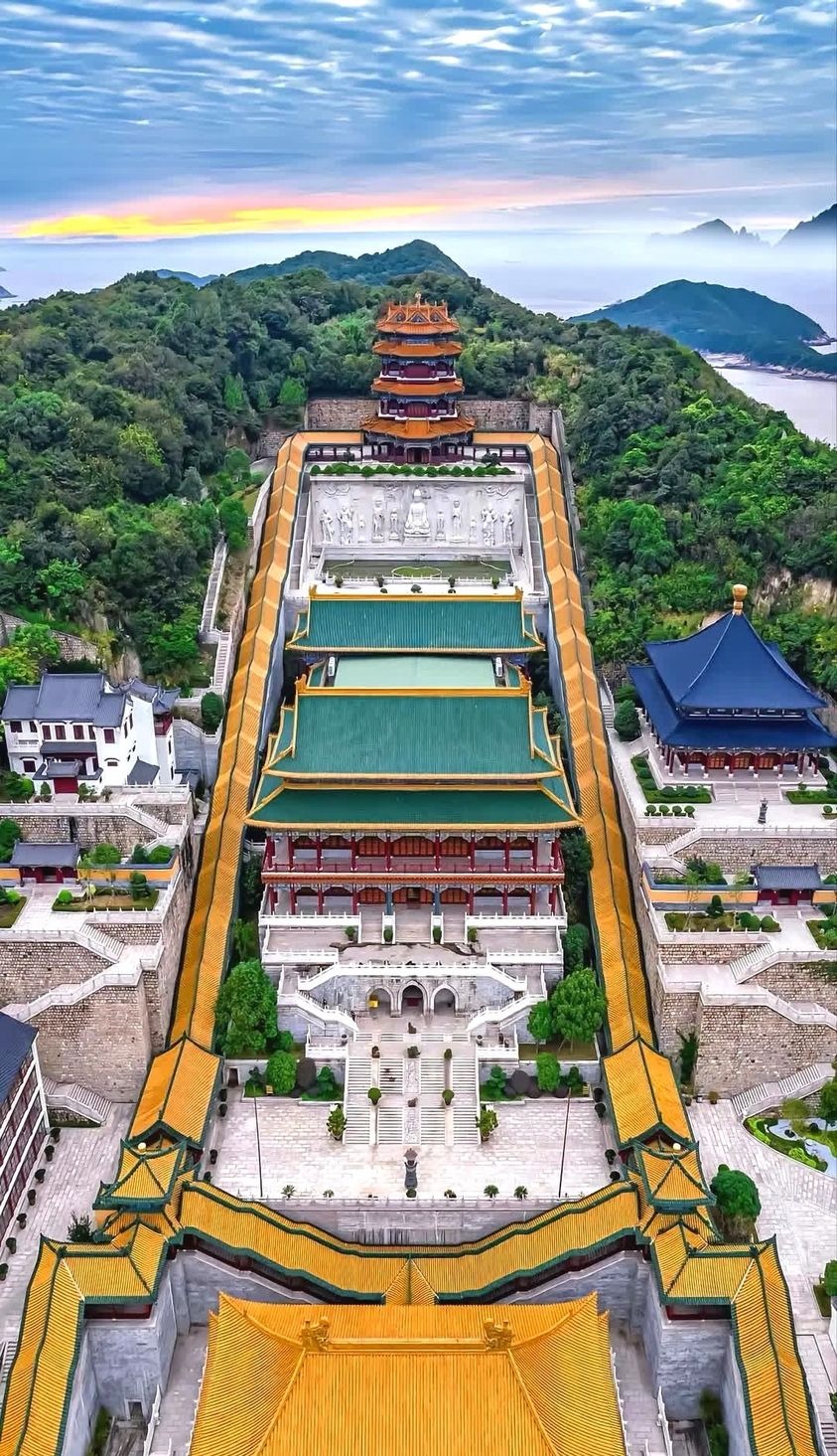 A scenic view of Pujiu Temple