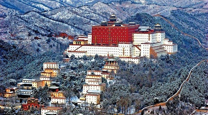 A scenic view of Putuo Zongcheng Temple