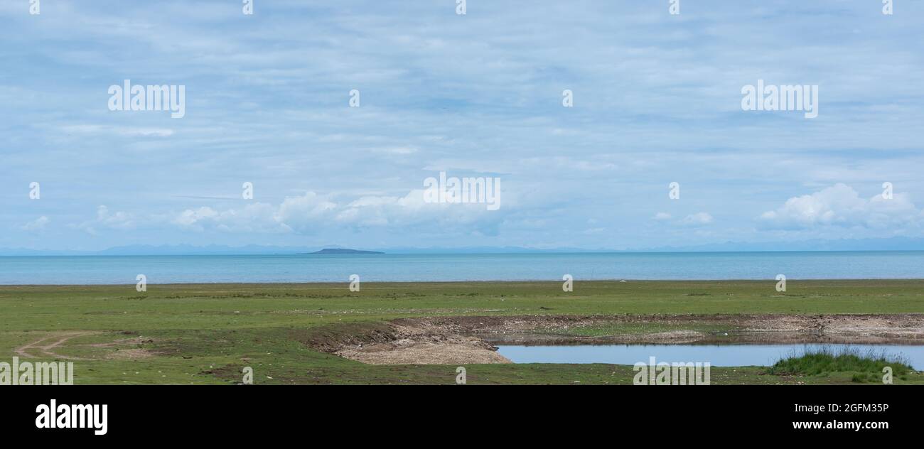 A scenic view of qinghai_lake_scenic_area