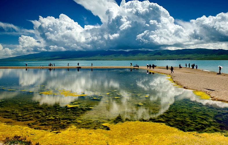 A scenic view of qinghai_lake_scenic_area