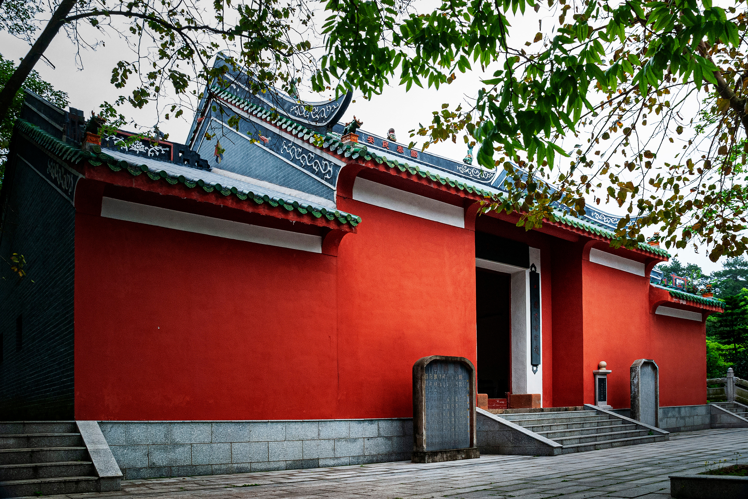 A scenic view of qingyuan feilai temple