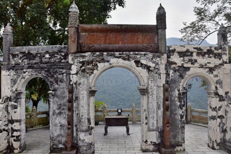 A Day at Qingyuan Feilai Temple: Experience Tranquility and Culture