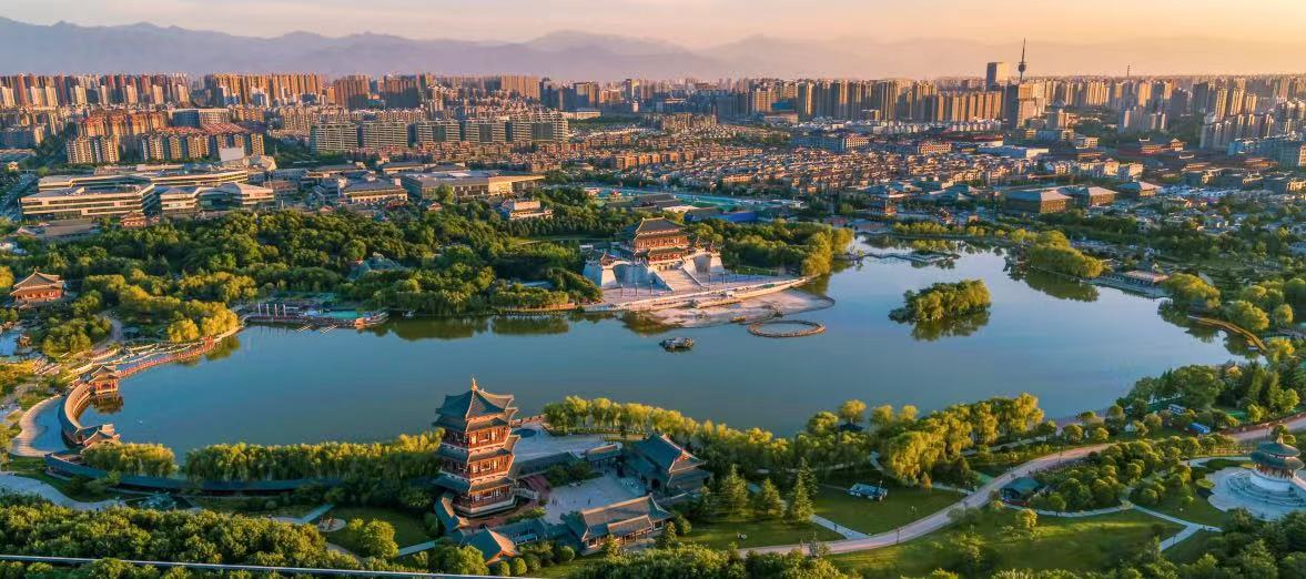 A scenic view of qujiang_giant_wild_goose_pagoda_datang_furong_park_scenic_area