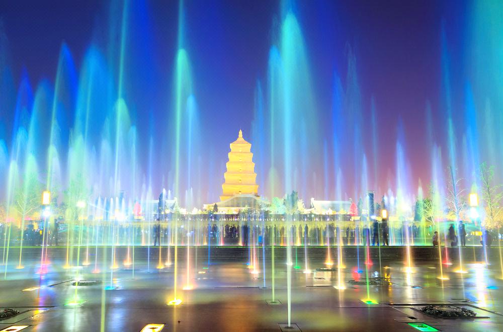 A scenic view of qujiang_giant_wild_goose_pagoda_datang_furong_park_scenic_area