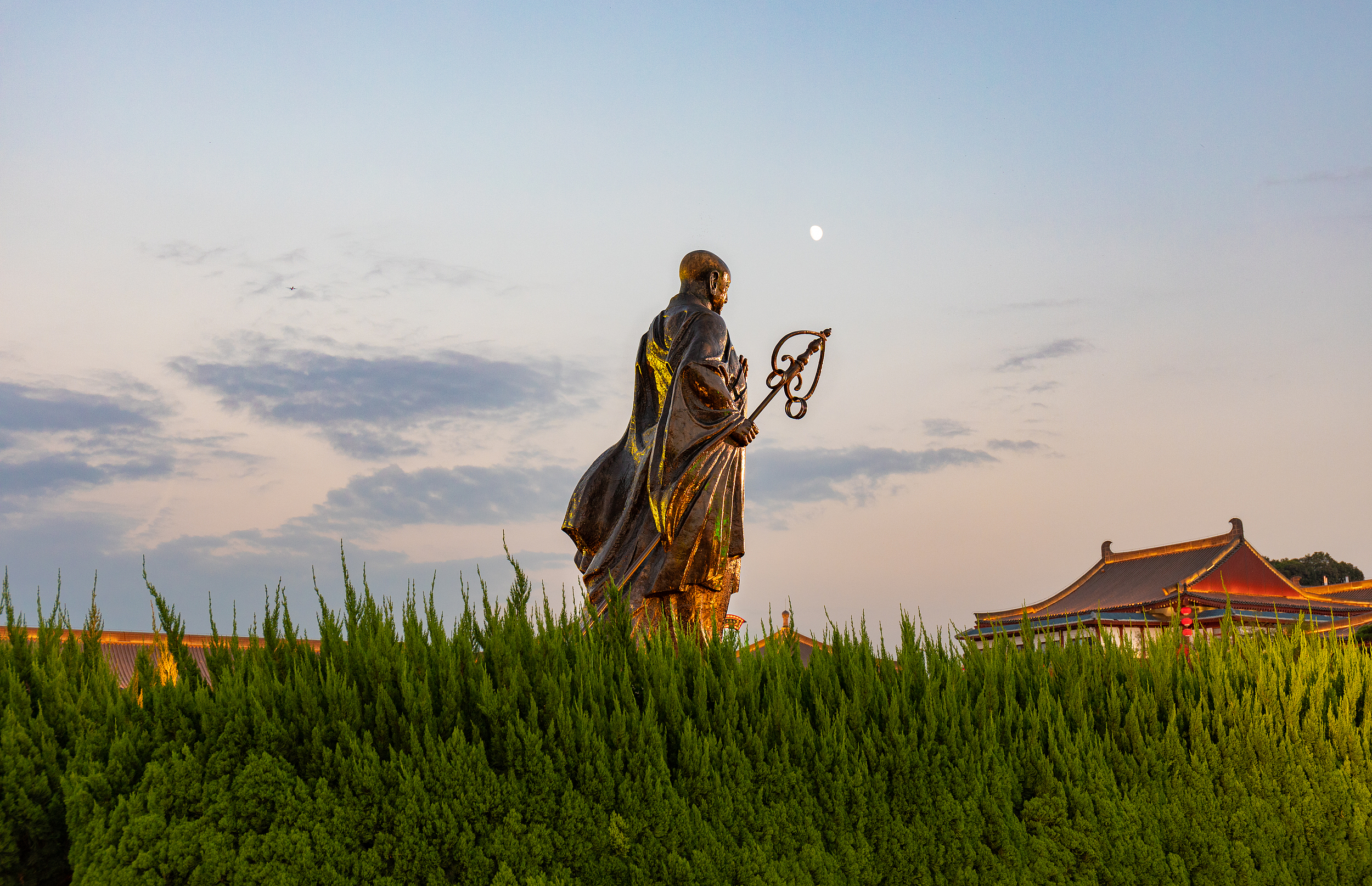 A scenic view of qujiang_giant_wild_goose_pagoda_datang_furong_park_scenic_area