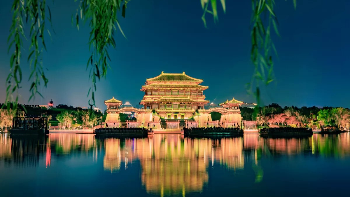 A scenic view of qujiang_giant_wild_goose_pagoda_datang_furong_park_scenic_area