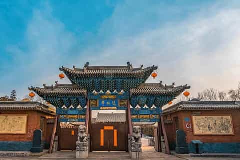 A scenic view of Shuanglin Temple