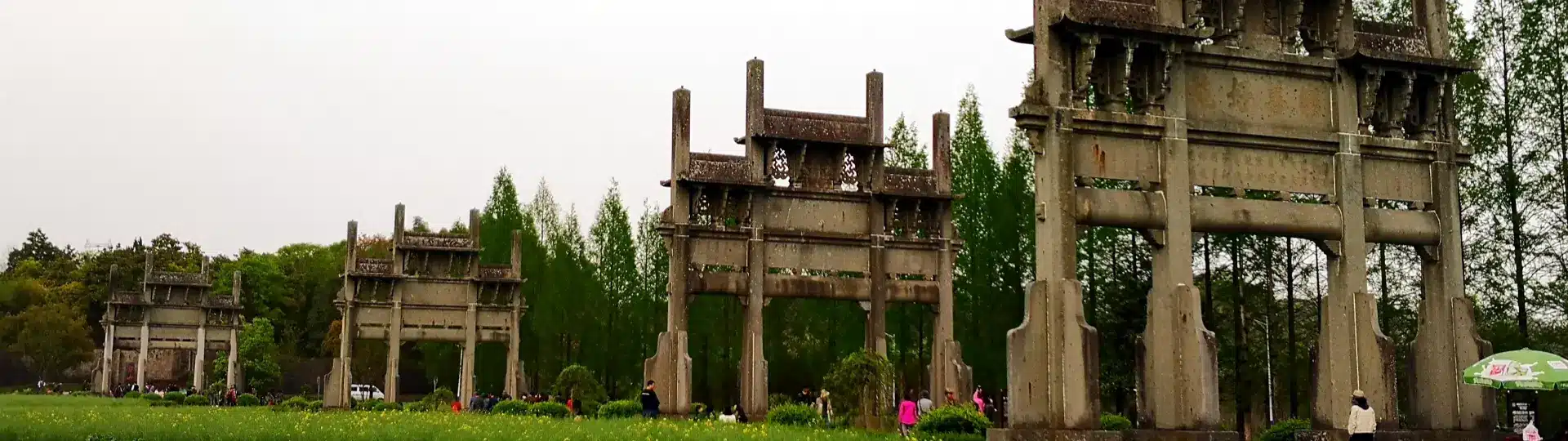 A scenic view of tangyue memorial archway