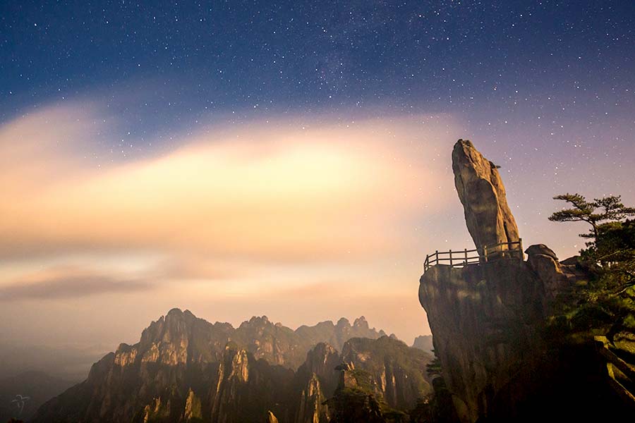 A scenic view of tangyue memorial archway