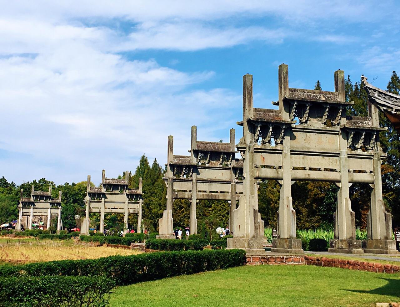 A scenic view of tangyue memorial archways