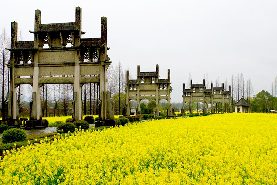 A scenic view of tangyue memorial archways