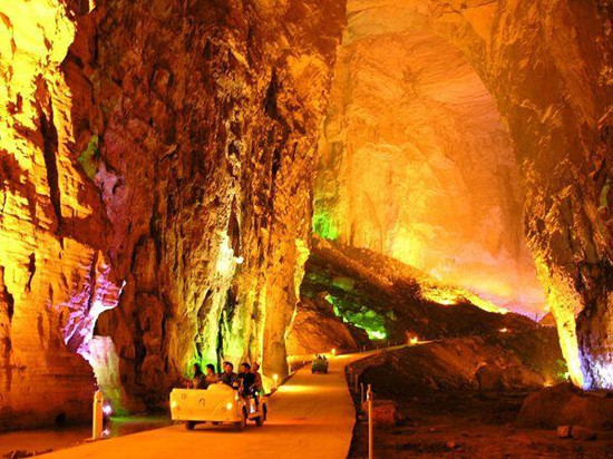 A scenic view of Tenglong Cave