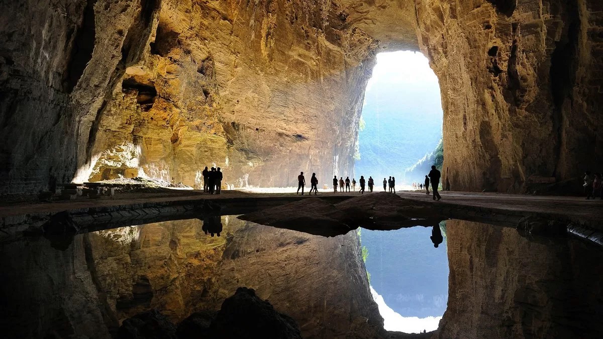 A scenic view of Tenglong Cave