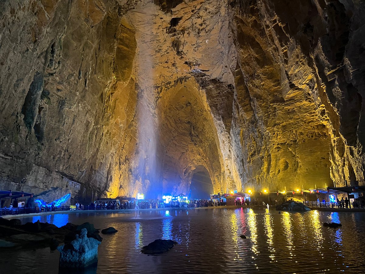 A scenic view of Tenglong Cave