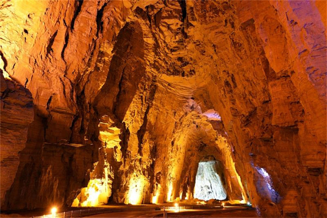 A scenic view of Tenglong Cave