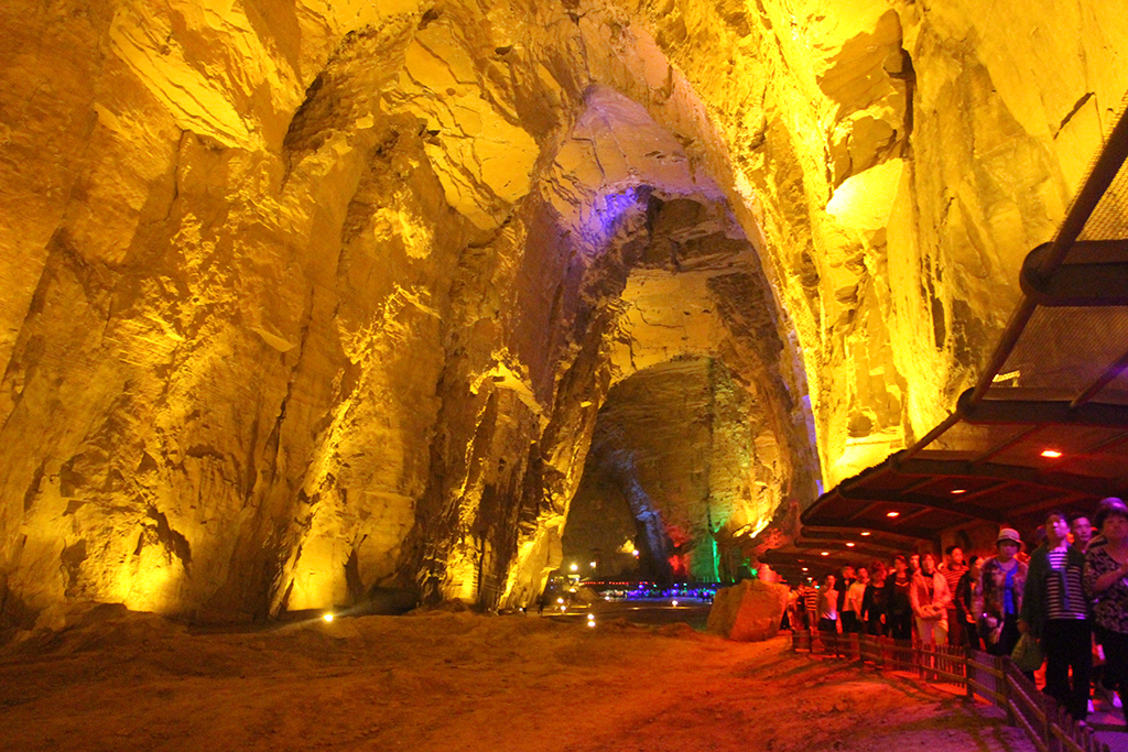 A scenic view of Tenglong Cave
