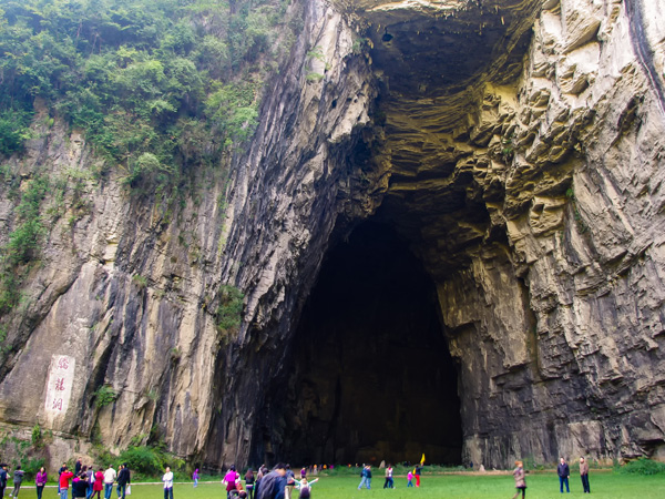A scenic view of Tenglong Cave