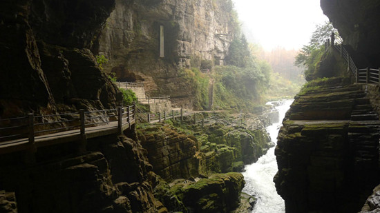 A scenic view of Tenglong Cave